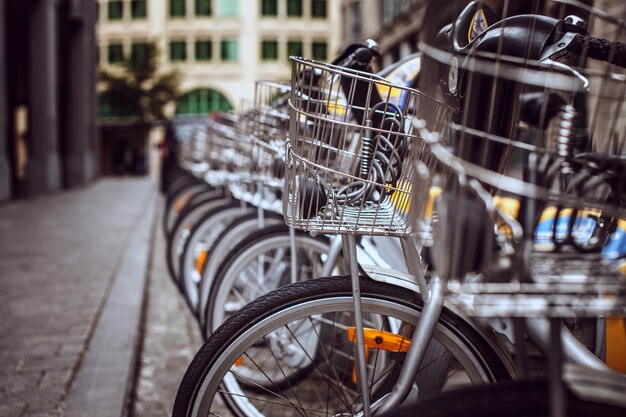 Innowacyjne rozwiązania parkingowe dla rowerzystów w przestrzeniach miejskich